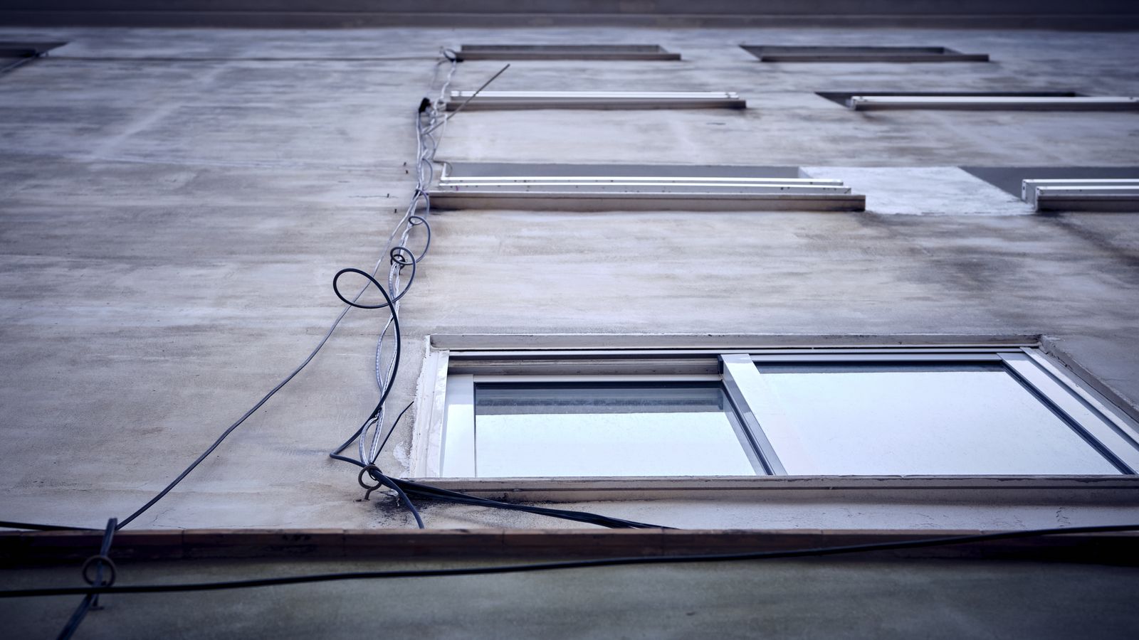 Cables cubriendo una fachada de Cádiz.