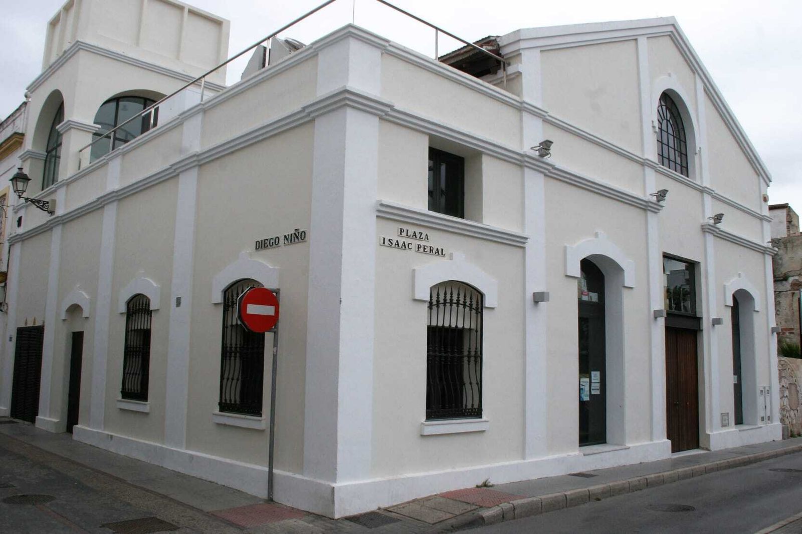 El edificio de 'La fábrica de la luz', que se conserva aún en un lateral de la Plaza de Isaac Peral.