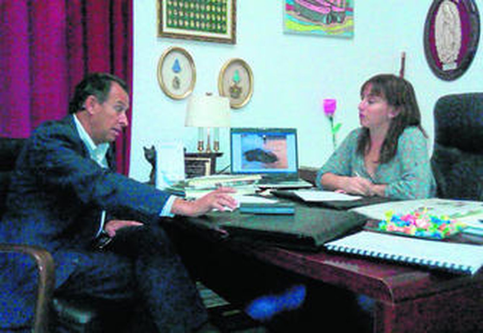 El diputado provincial, José María Román, conociendo las demandas de la alcaldesa, María José Villagrán.