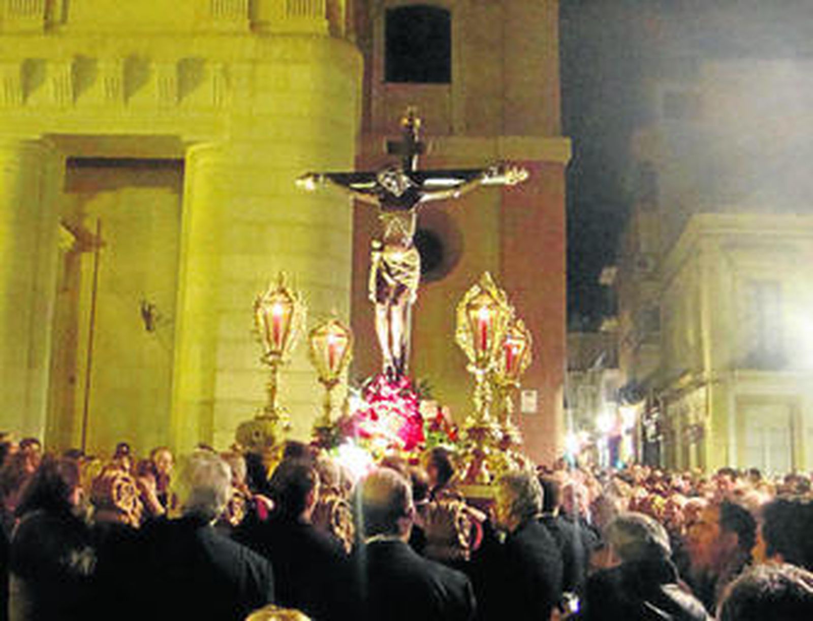 Un momento del Vía Crucis durante la estación realizada ante la iglesia de San Pedro.