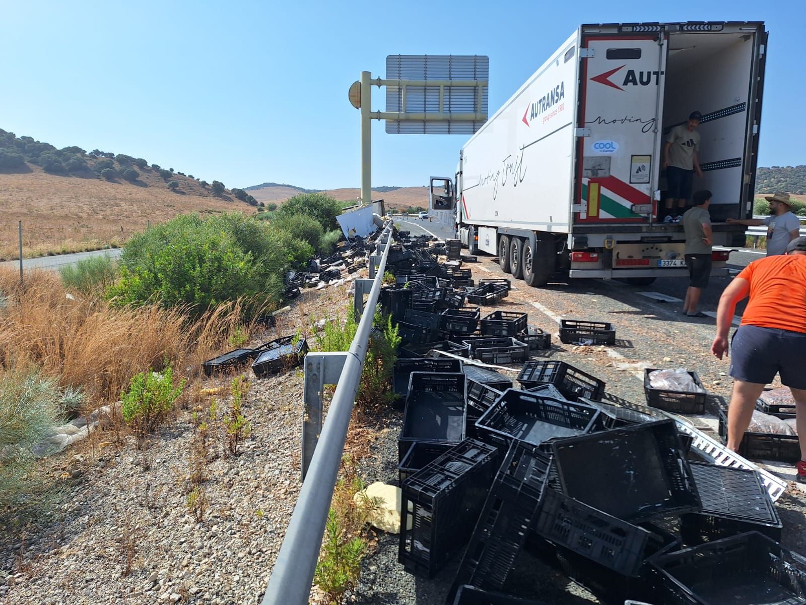Otro camión acude a la zona para trasvasar la mercancía del camión accidentado