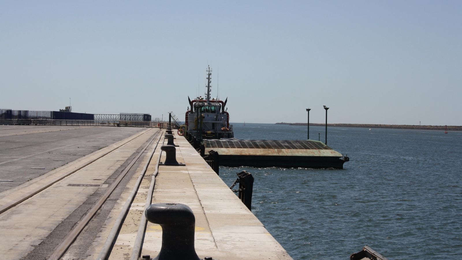 Rampa ro-ro actual que da servicio a los buques de la línea entre Huelva y Canarias. Rampa ro-ro actual que da servicio a los buques de la línea entre Huelva y Canarias.