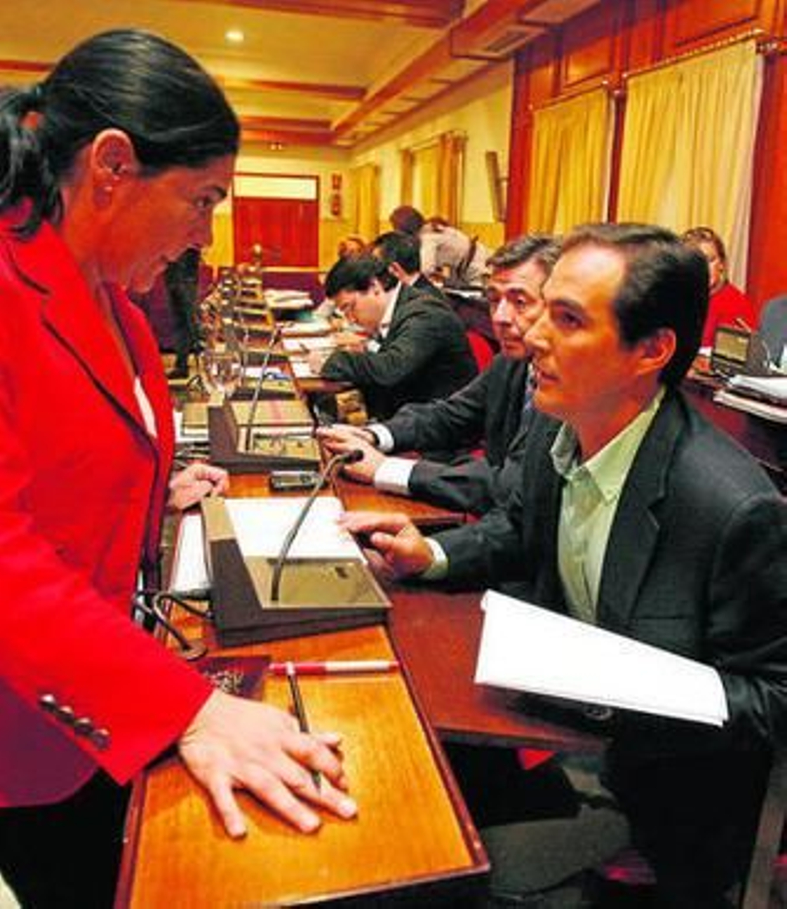 Nieto conversa con Rosa Candelario antes del pleno de ayer.