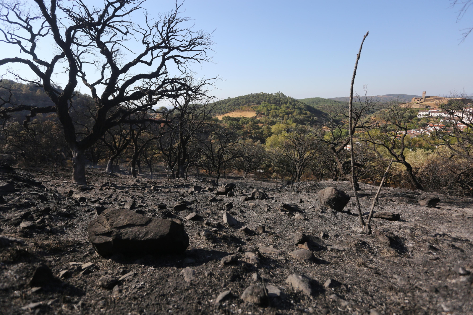 Imágenes del área afectada por el fuego del segundo día en el incendio de Almonaster