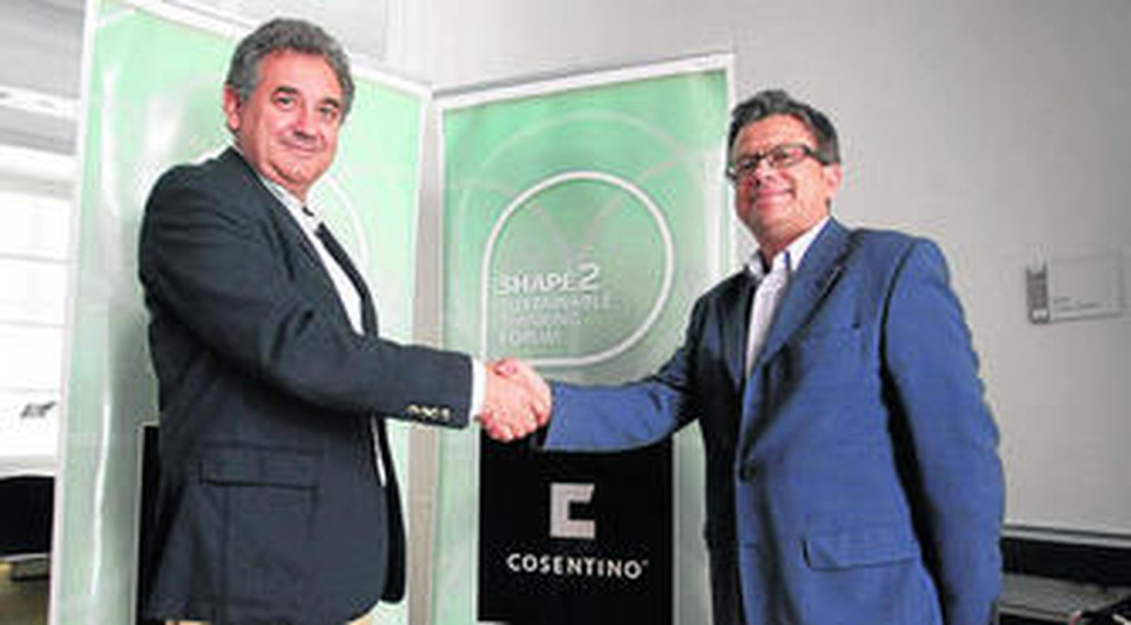 Víctor Gómez, decano del Colegio de Arquitectos de Cádiz, y Santiago Alfonso, director de marketing de Cosentino, sellaron el acuerdo.