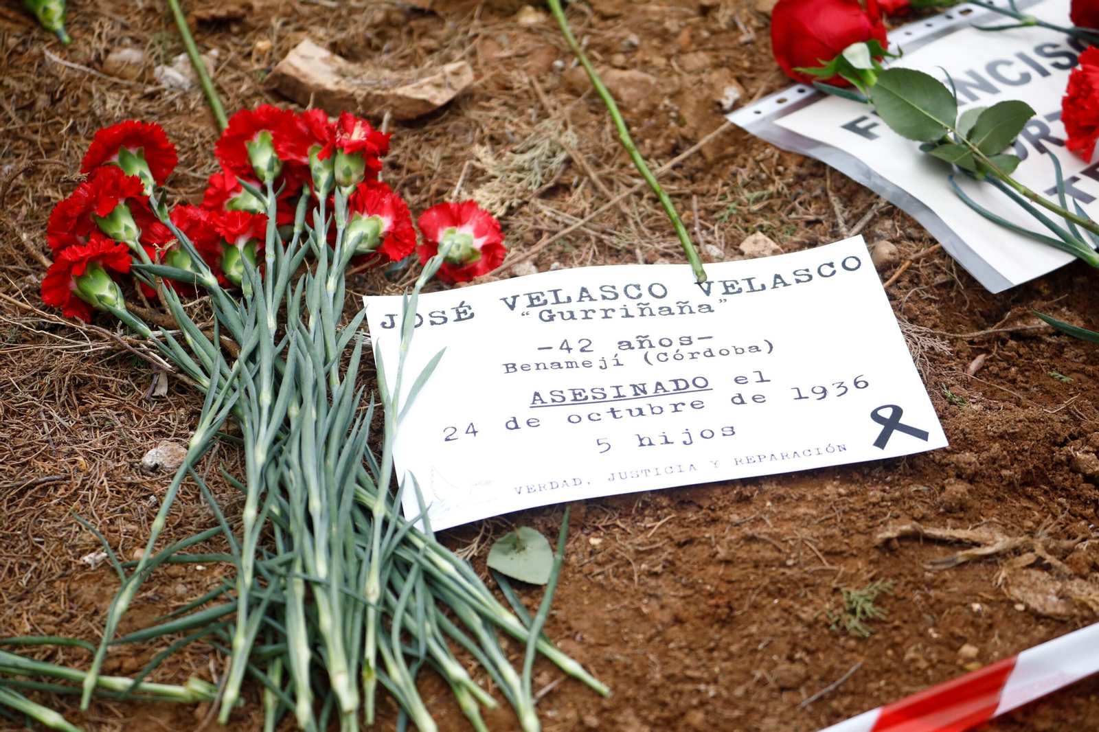 El acto de homenaje previo a las exhumaciones de las fosas en la Salud, en imágenes