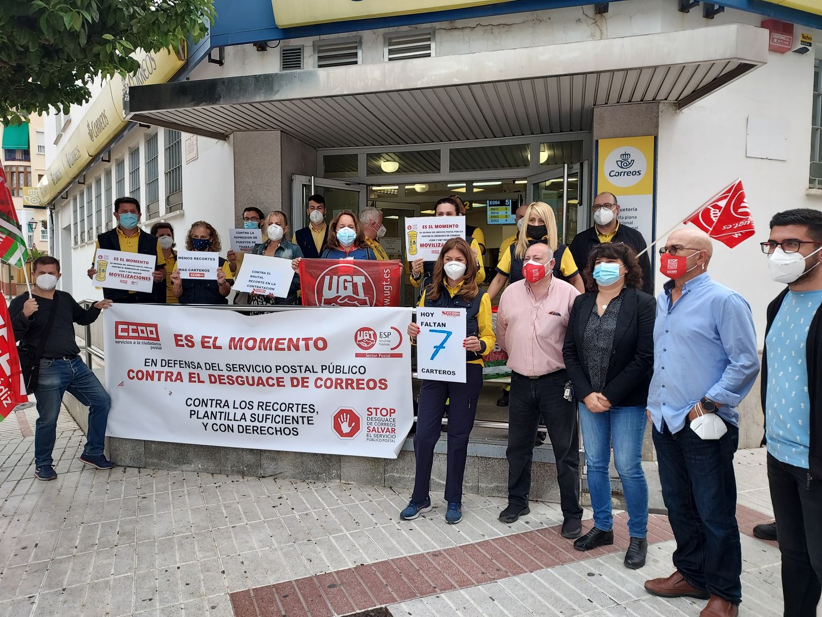 Un instante del paro de cinco minutos de los trabajadores de Correos de Sanlúcar con el apoyo de IU.