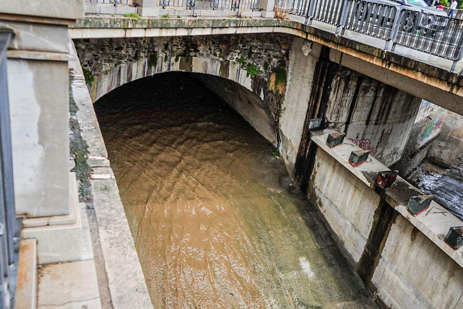 Galería | El agua toma la ciudad de Granada como consecuencia de la Dana