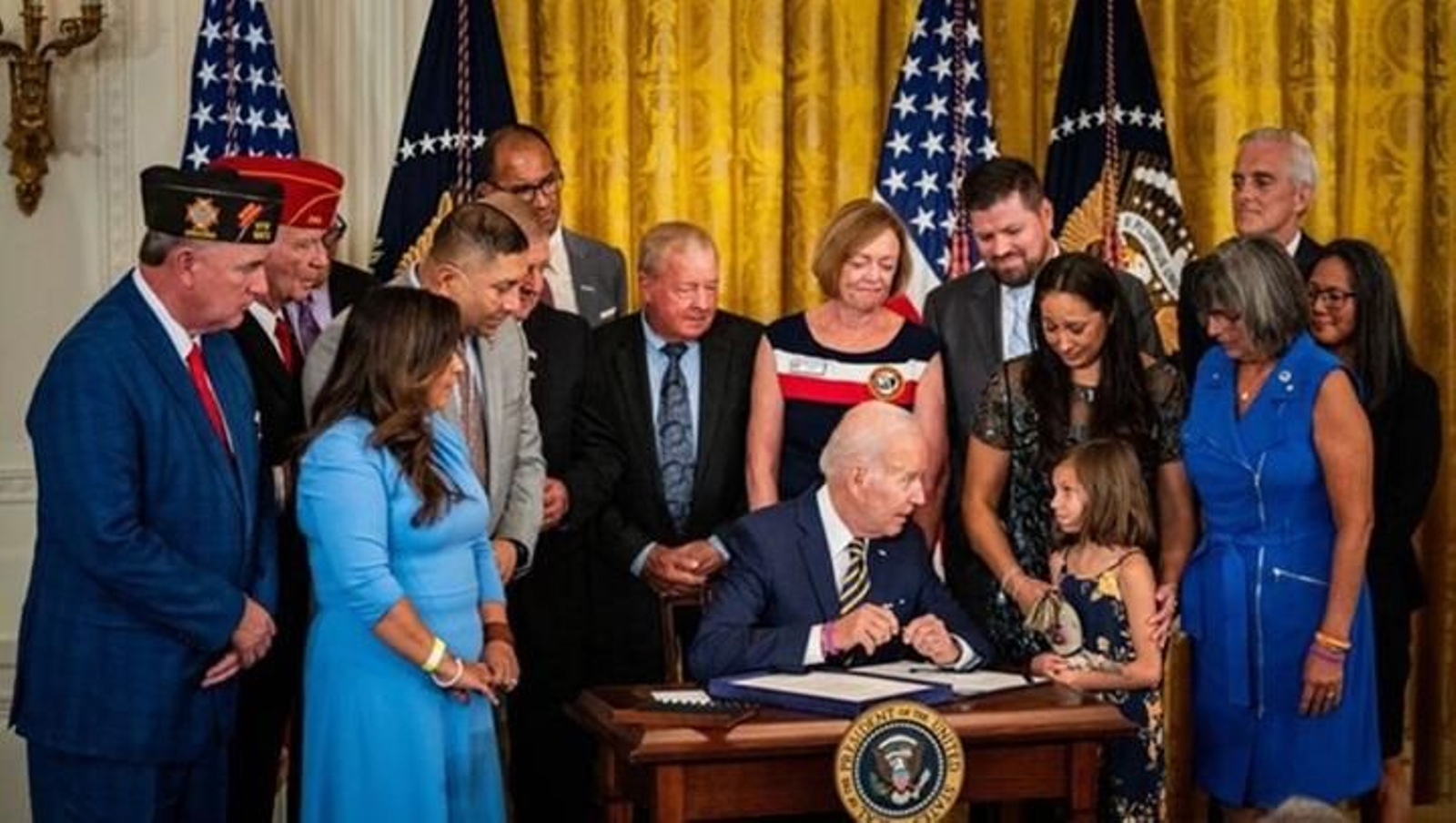Joe Biden, presidente de los Estados Unidos, firmando la Ley PACT. Joe Biden, presidente de los Estados Unidos, firmando la Ley PACT.