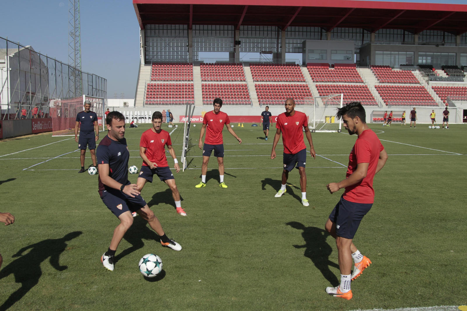 Nolito, Escudero, Carlos Fernández y N'Zonzi, en un rondo con Esteban Uglessich, ayudante de Eduardo Berizzo.