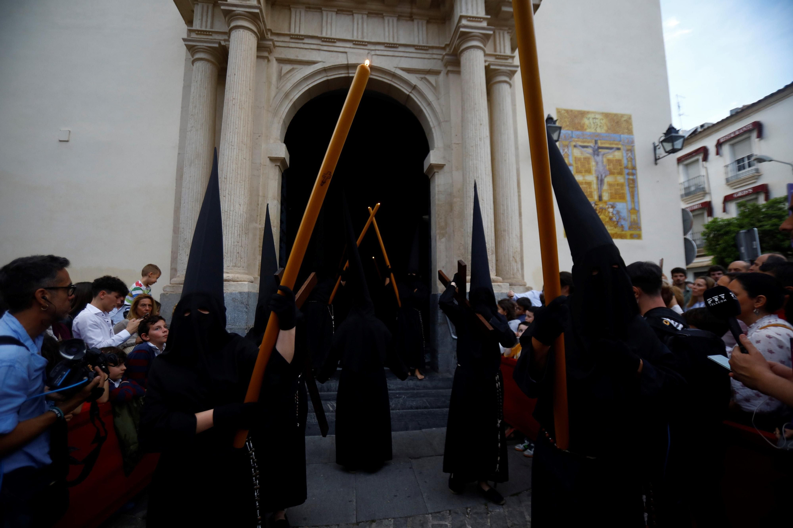 Lunes Santo en Córdoba: la procesión del Vía Crucis, en imágenes