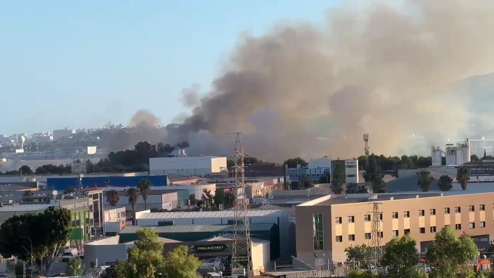 Así se ve el incendio en el polígono Guadalhorce de Málaga