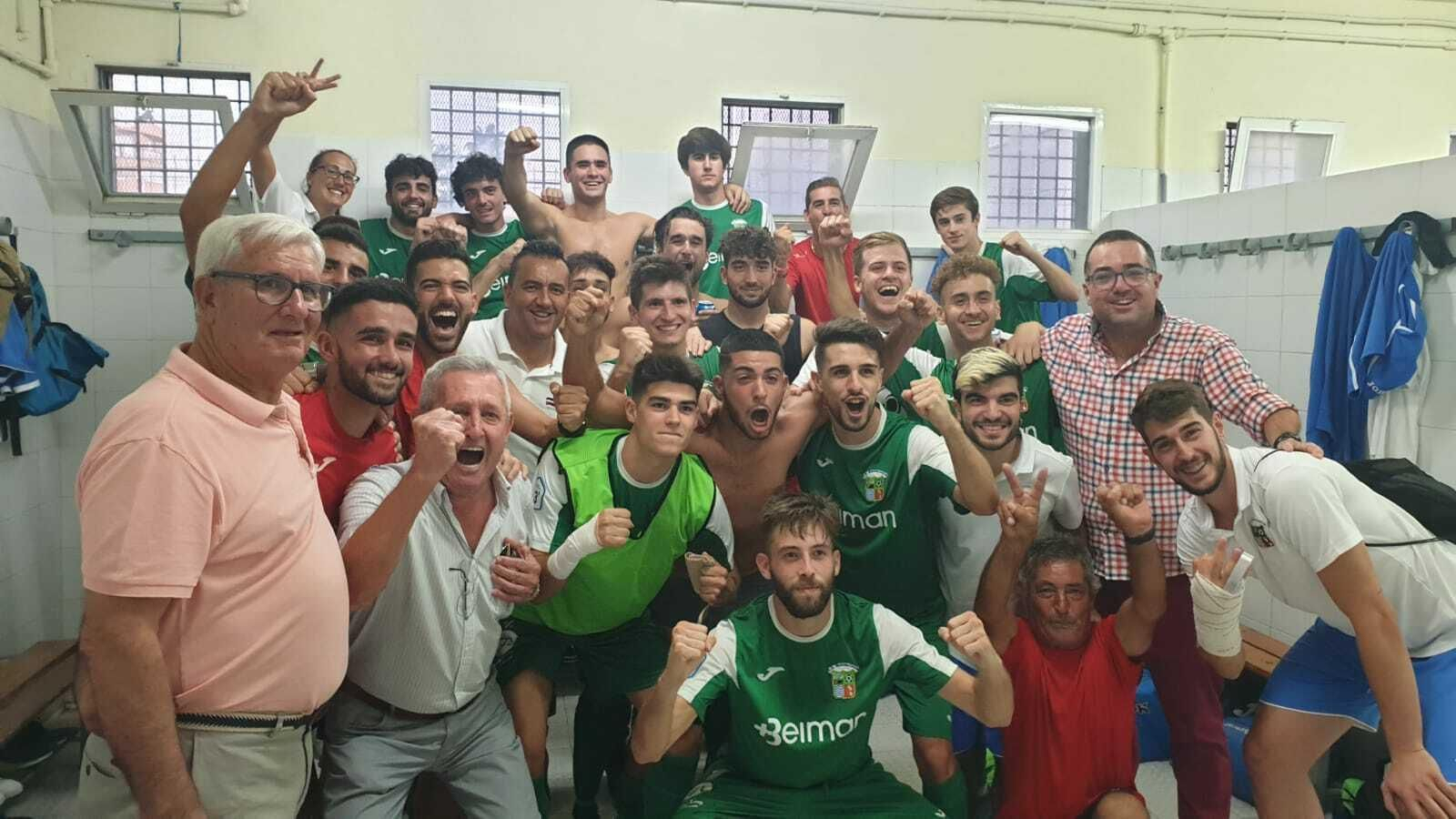 Plantilla, cuerpo técnico y directivos celebran el triunfo y el liderato en el vestuario.