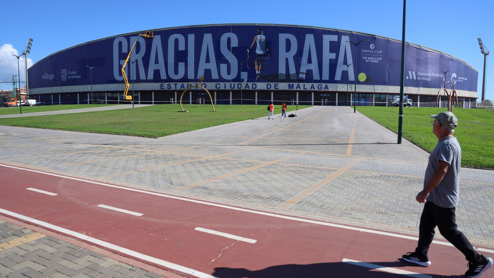 La pancarta de homenaje a Rafa Nadal en el Ciudad de Málaga, en imágenes