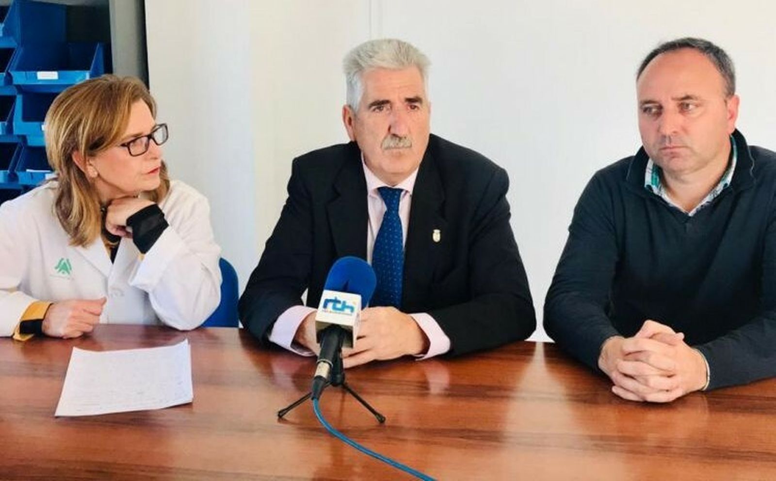 El alcalde de Chipiona y la directora del Centro de Salud 'Doctor Tolosa Latour', en la comparecencia pública de hoy.