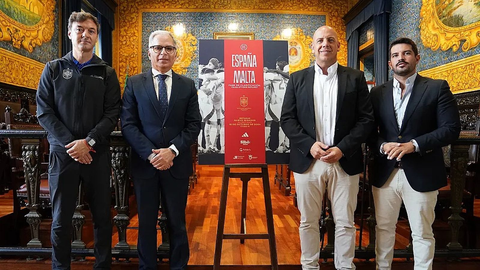 Santi Denia (i), en el Salón de Plenos del Ayuntamiento de Algeciras junto a las autoridades.