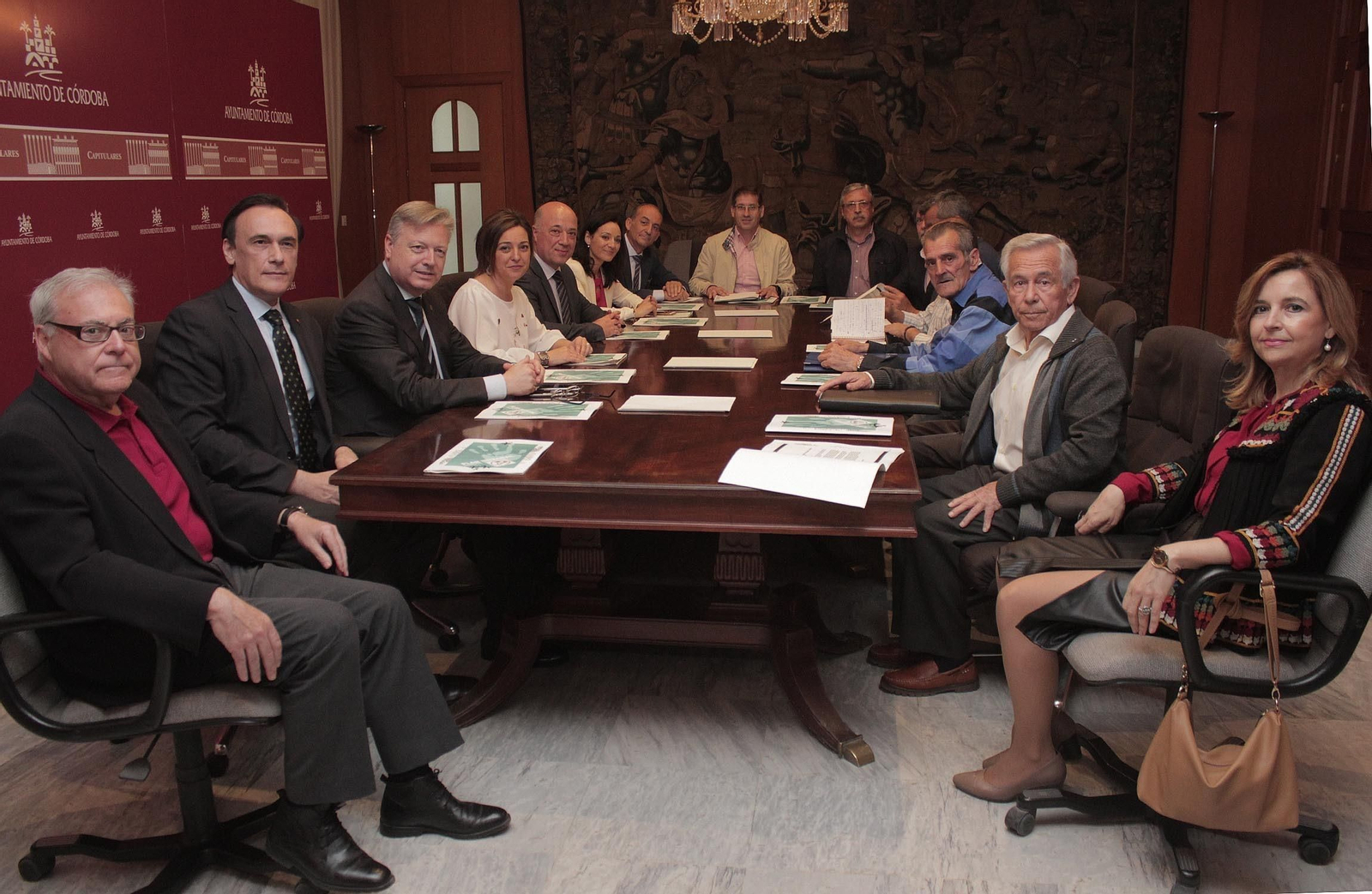 Foto de familia de los participantes en la reunión mantenida ayer en el Ayuntamiento. Foto de familia de los participantes en la reunión mantenida ayer en el Ayuntamiento.