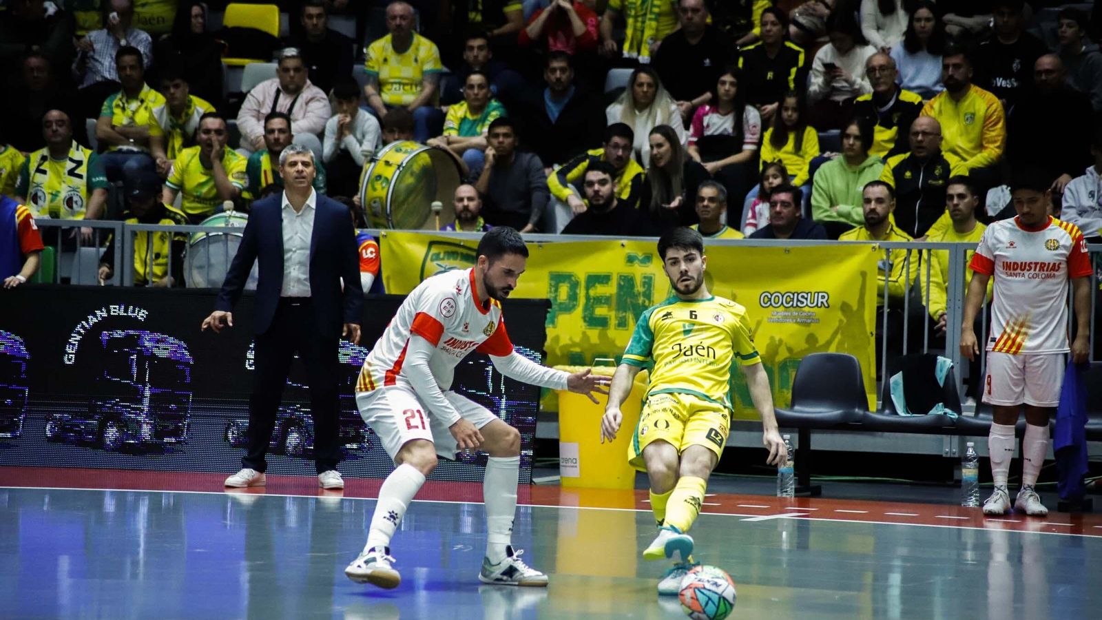 Dani Zurdo en un pase durante el partido frente al Industrias Santa Coloma