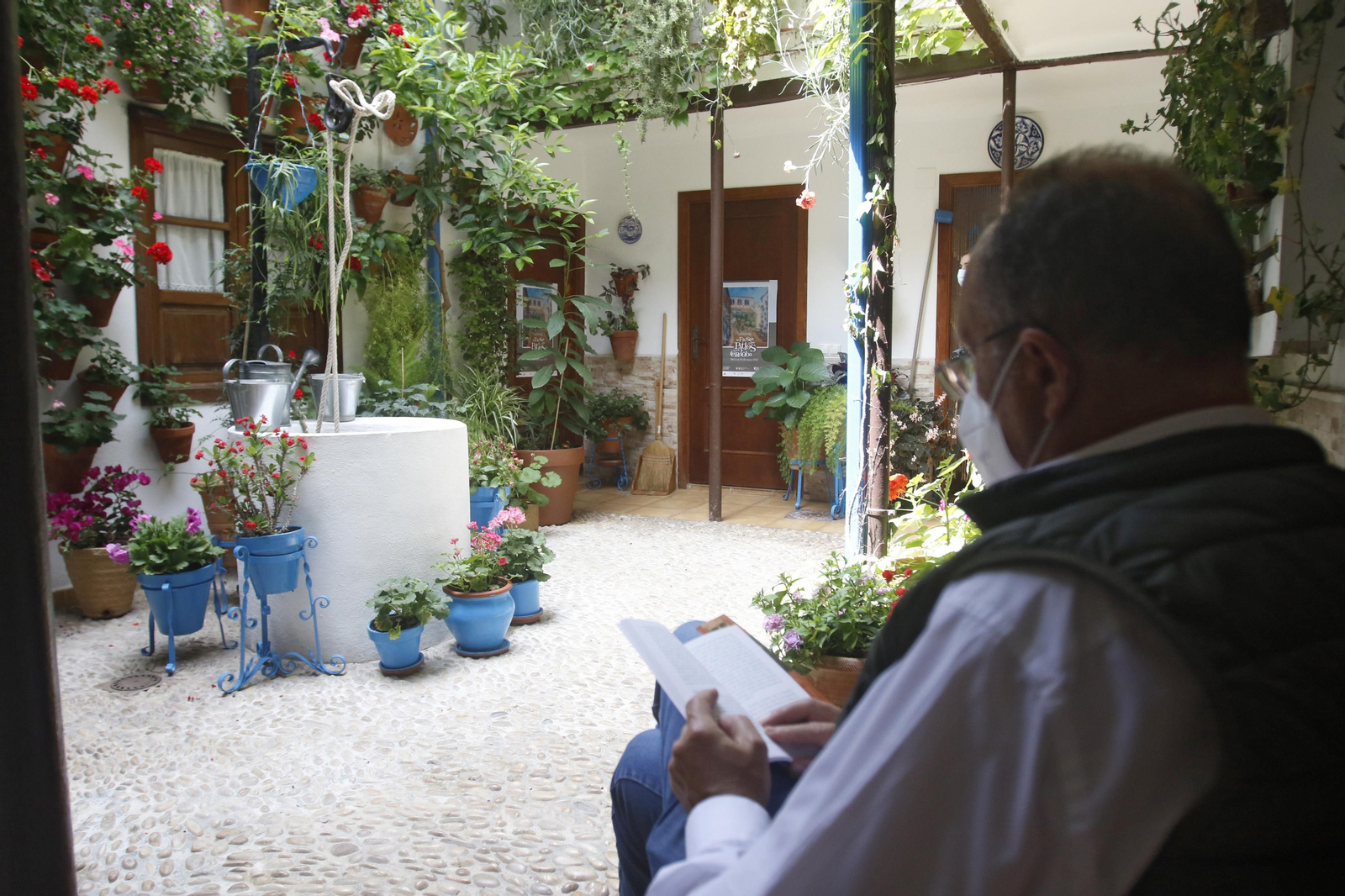 Un hombre lee en el patio de Pedro Verdugo, 8.