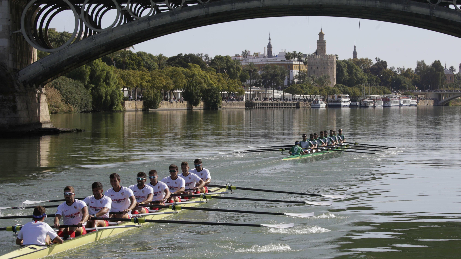 Imagen de archivo de la Regata Sevilla-Betis, con la ciudad monumental al fondo.