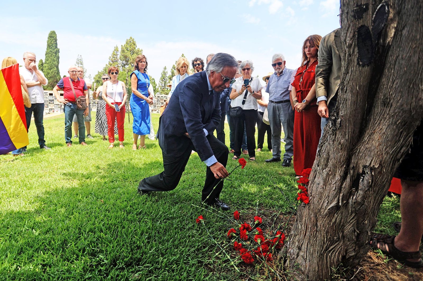 Imágenes de la visita a los trabajos de exhumación en las fosas comunes del Cementerio de La Soledad