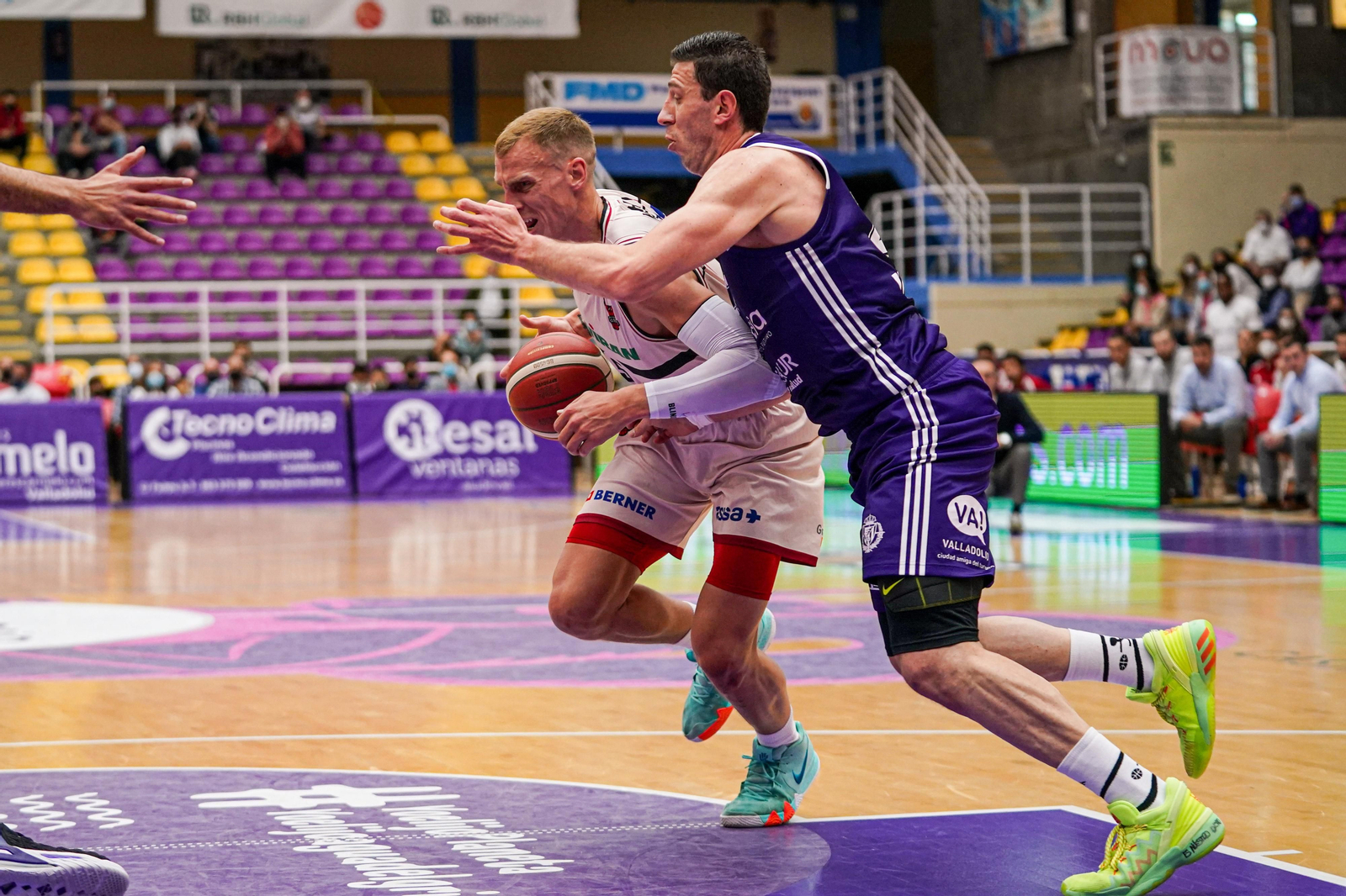 Alex Murphy trata de superar la defensa de Sergio de la Fuente.