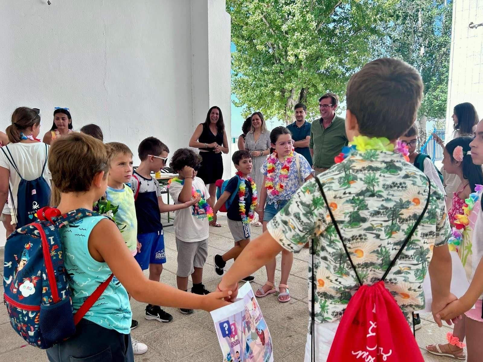 La consejera Loles López en el campamento de verano de Villalba del Alcor, en Huelva.