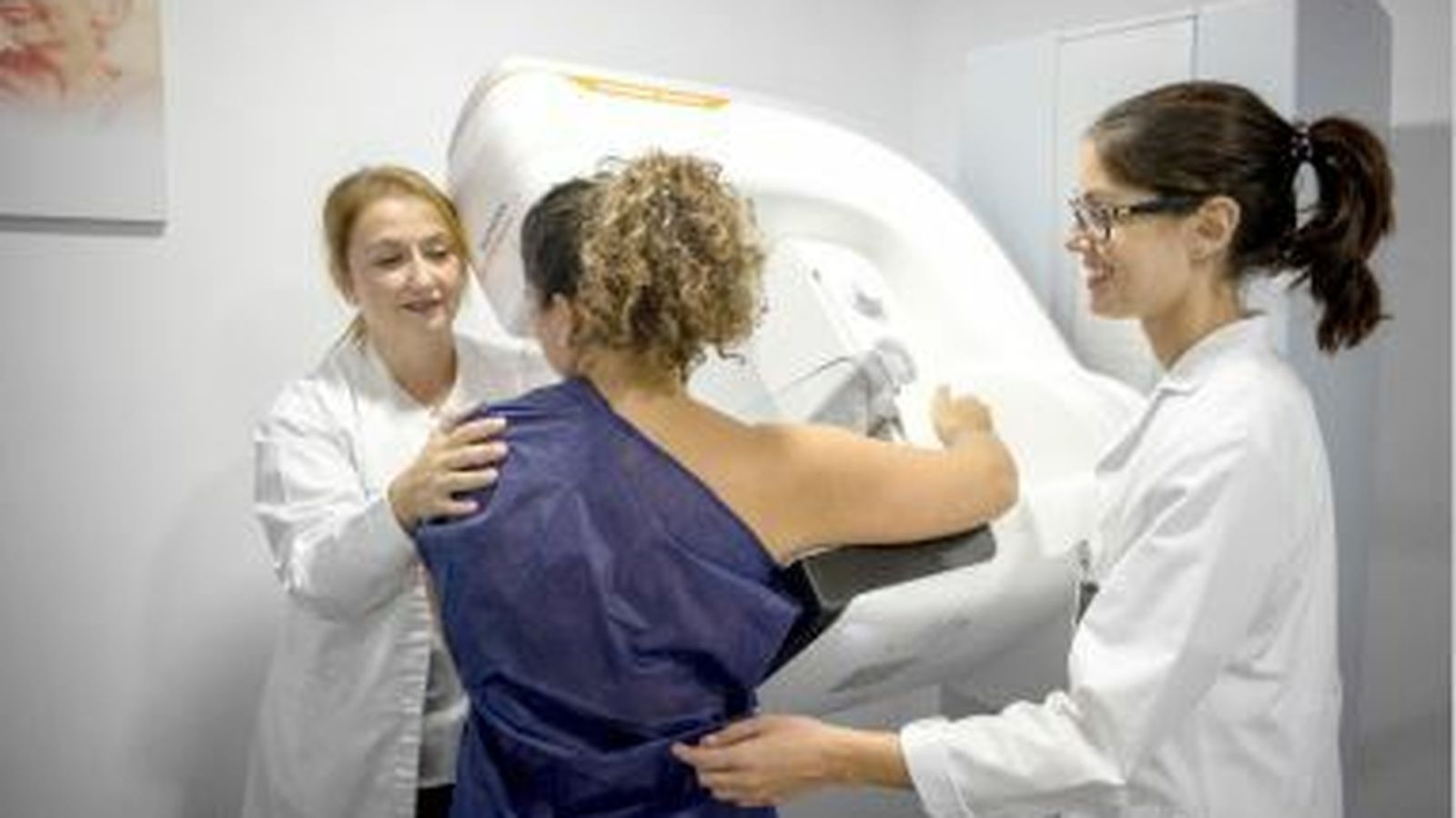 Paciente realizándose una mamografía con tomosíntesis en la Unidad de Imagen de la Mujer de HT dadisa Cádiz.