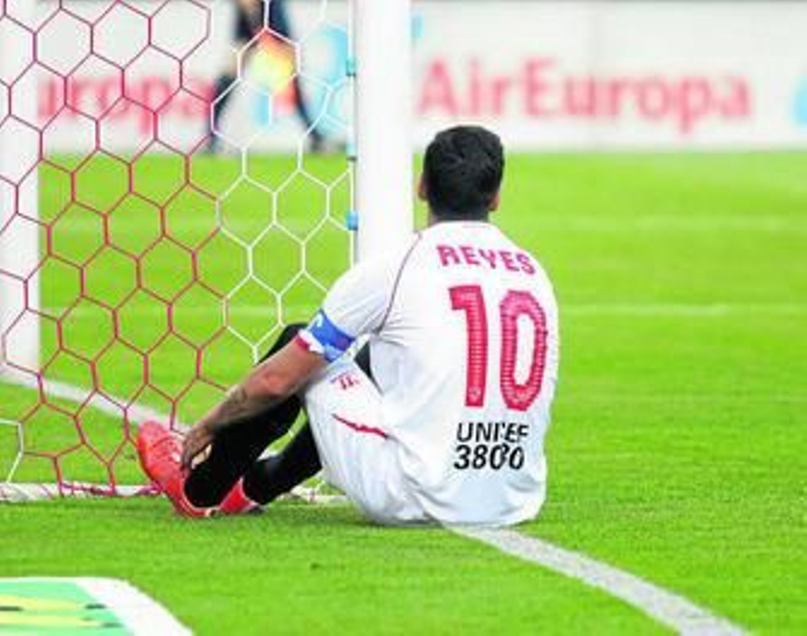 José Antonio Reyes, sentado junto al palo, en un momento del encuentro ante el Real Madrid.