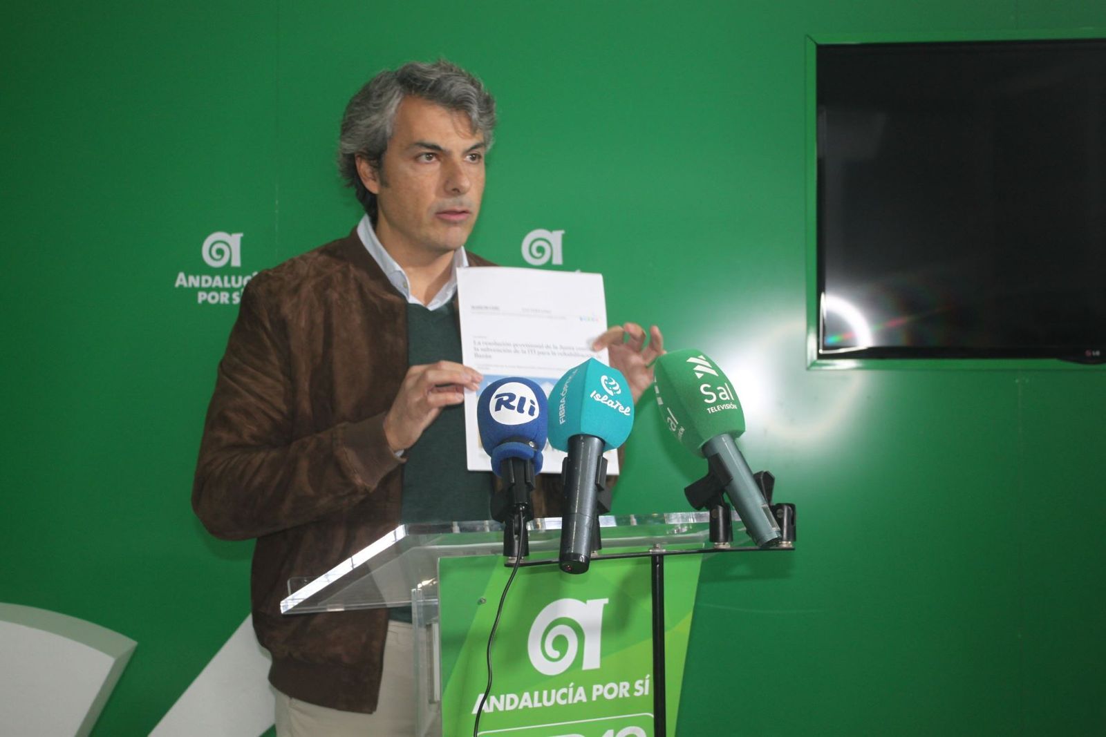 Fran Romero, con una copia de la denuncia presentada por Claudia Márquez ante la Fiscalía.