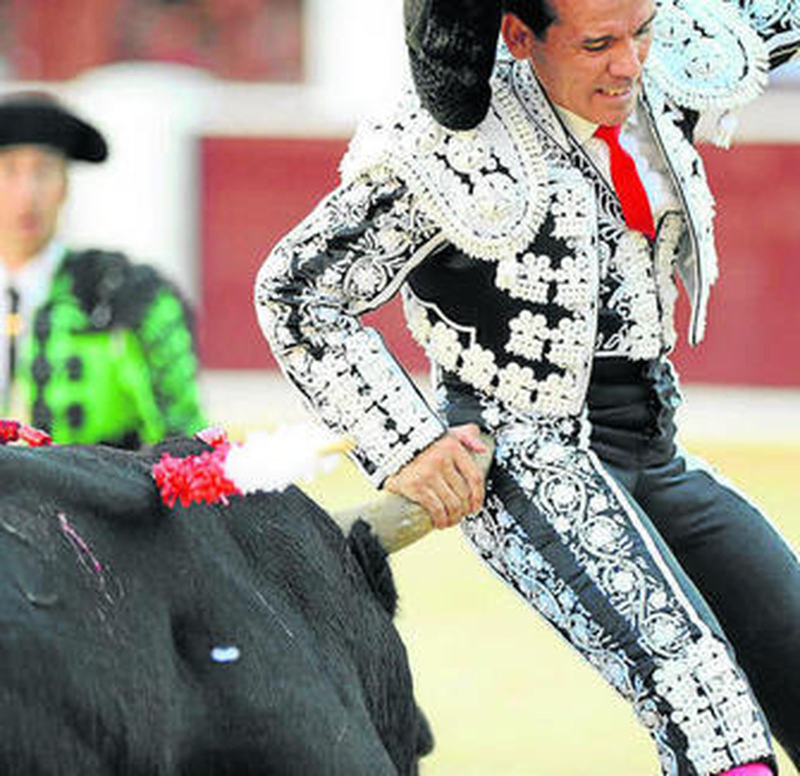 Gimeno Mora, de la cuadrilla de Tendero, al ser cogido por el tercero.