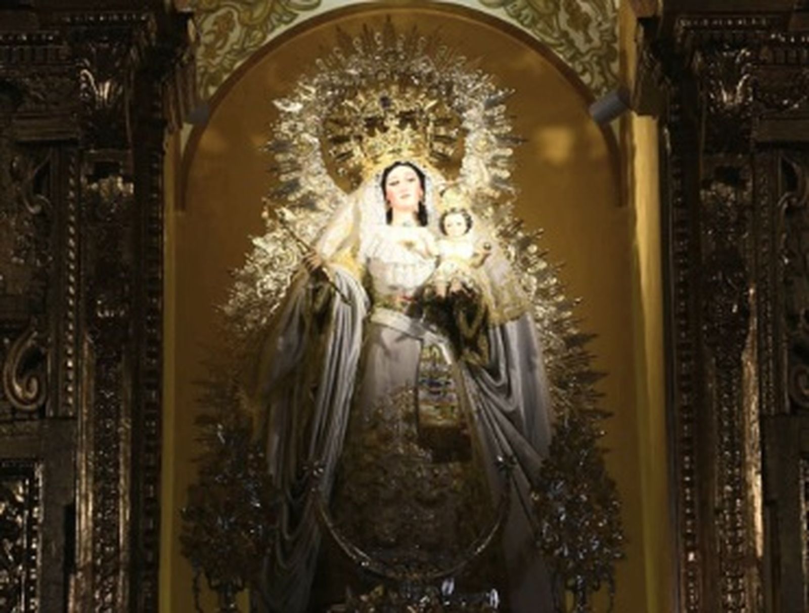 La Virgen de las Nieves, de nuevo, en el altar mayor de esta iglesia