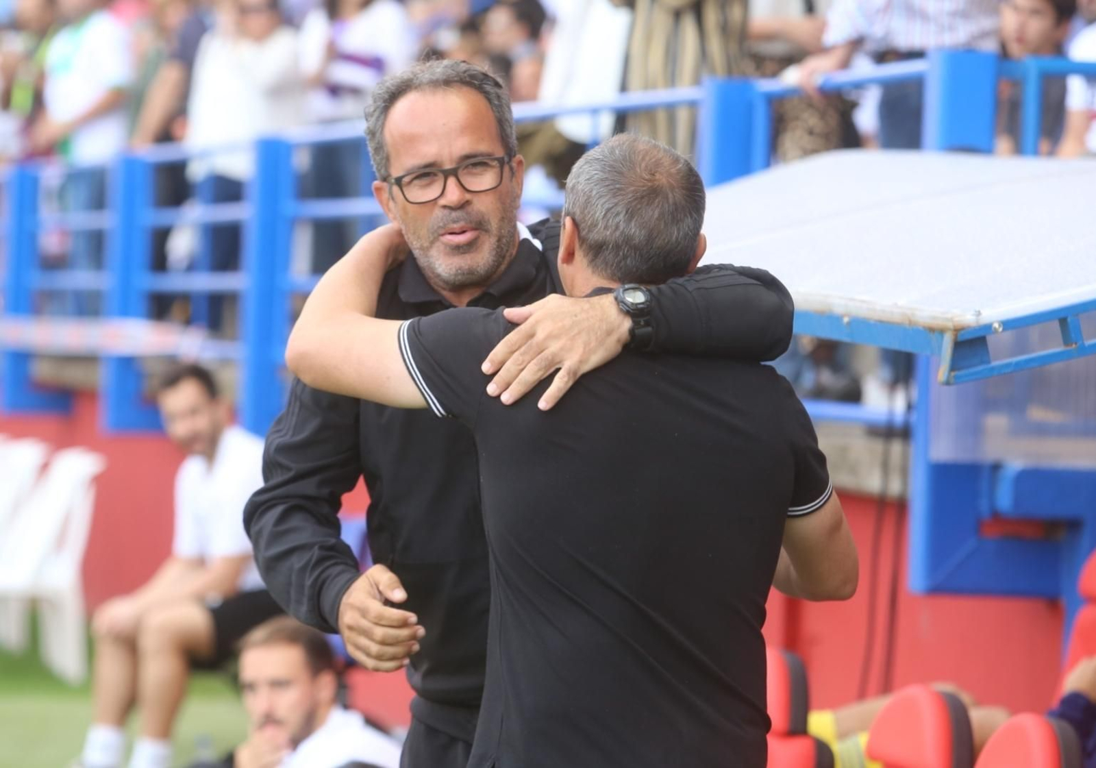 Álvaro Cervera y Juan Sabas se saludan antes del comienzo del partido.