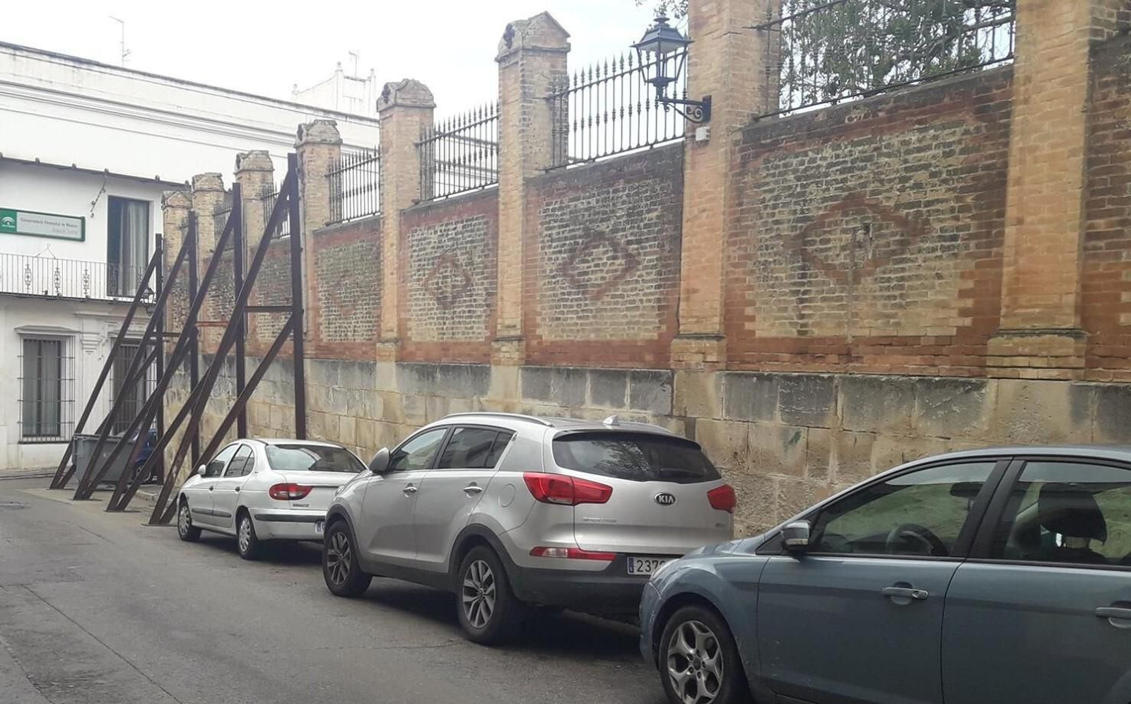 Una de las partes apuntaladas de la fachada exterior del Palacio Municipal de Sanlúcar.