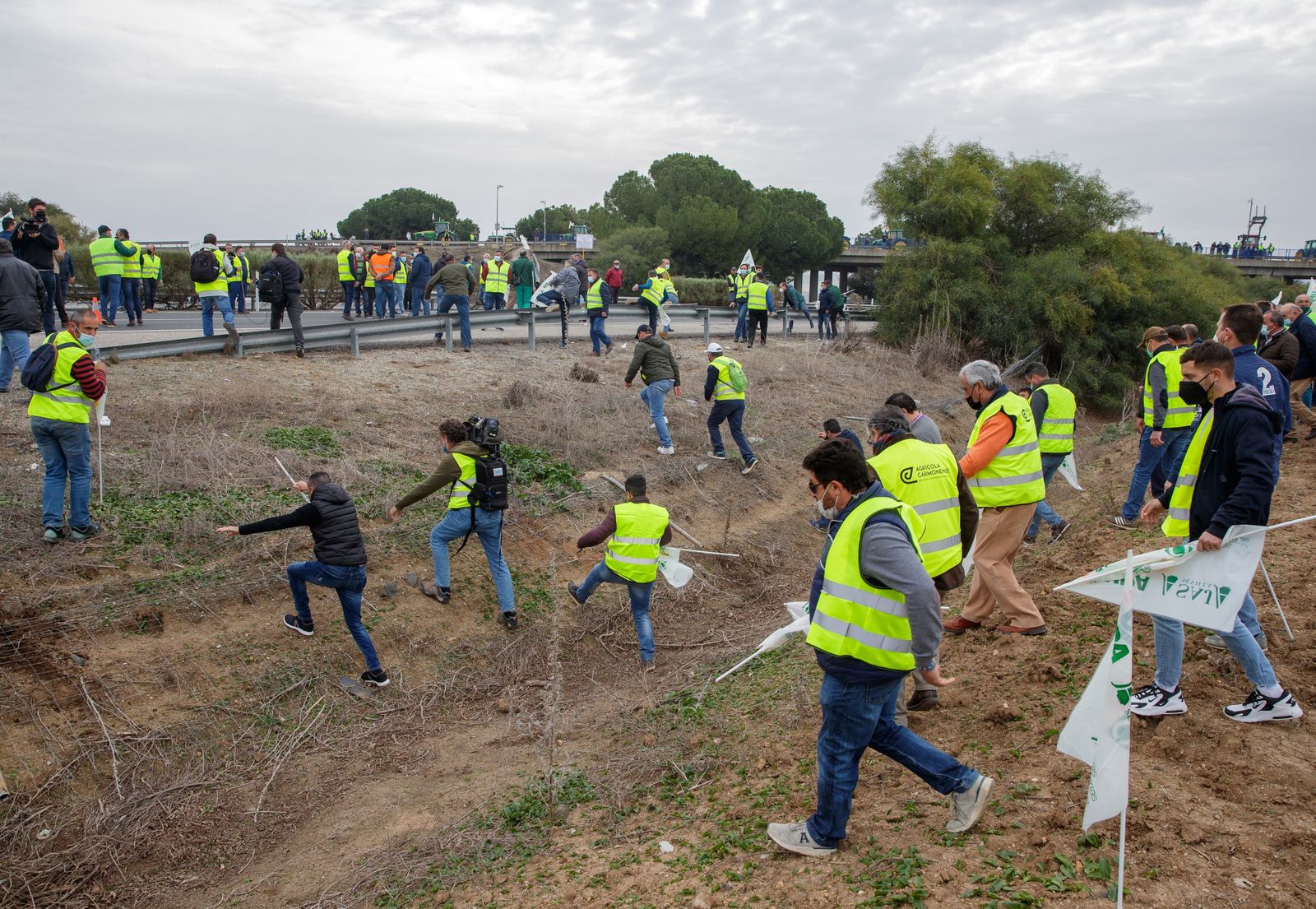 Tensión entre agricultores y antidisturbios en la protesta del sector agrario