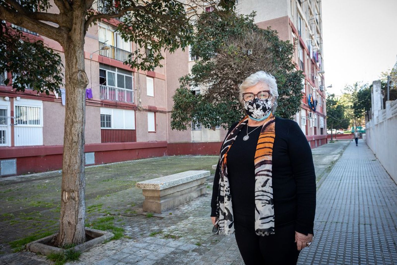 Marian Gómez, viuda de Alfredo Díaz, en la calle que llevará el nombre de su marido.