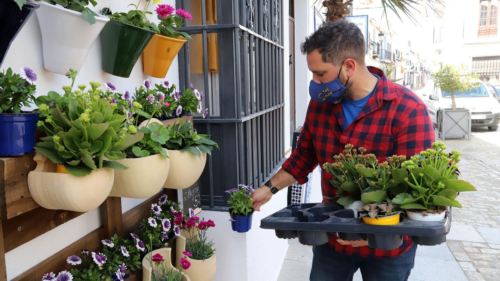 Jesús a las puertas de su tienda, Sergio Vidal Store, junto a la almonteña parroquia de la Asunción.