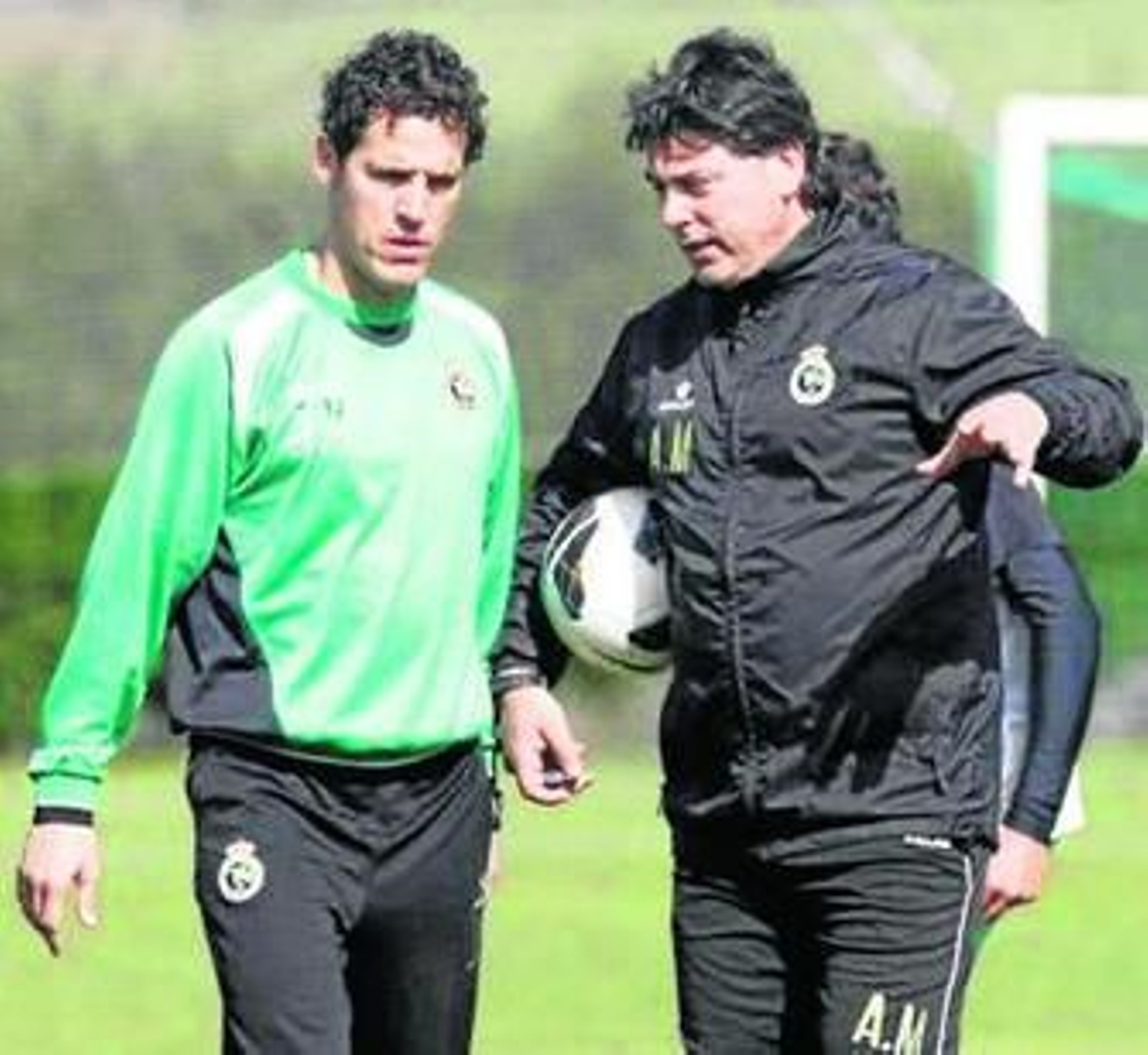 Meléndez da instrucciones a sus jugadores en un entrenamiento.