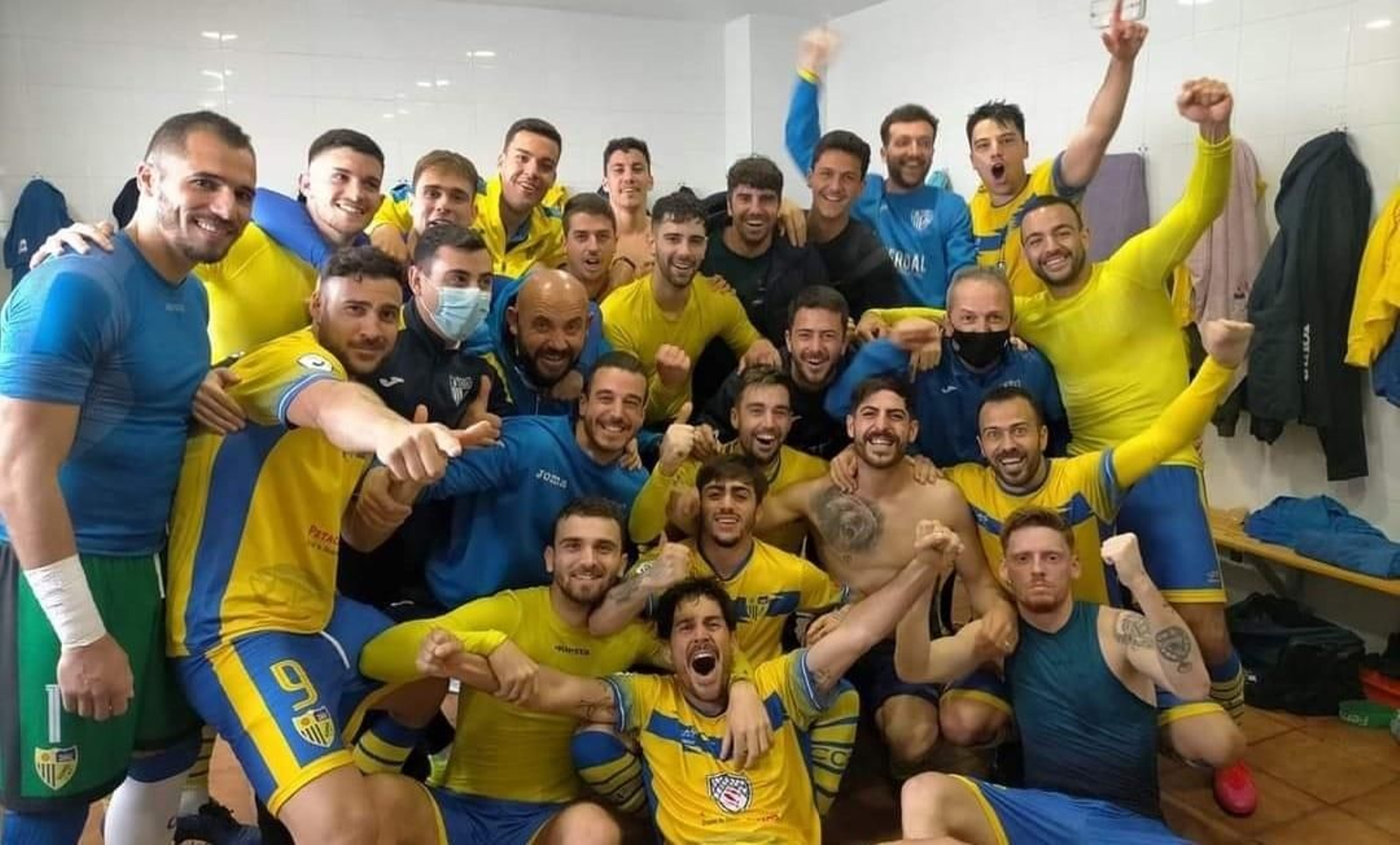 Javi Tamayo celebra con sus compañeros el triunfo del Conil ante Los Barrios.
