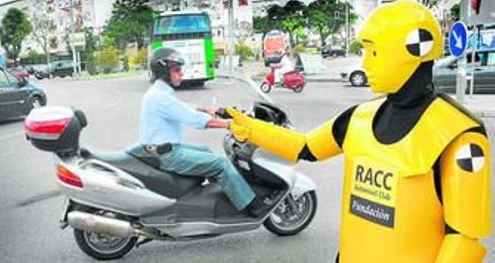 Un 'dummie' o robot humano indica ayer la dirección correcta en la glorieta de 'la venencia'.