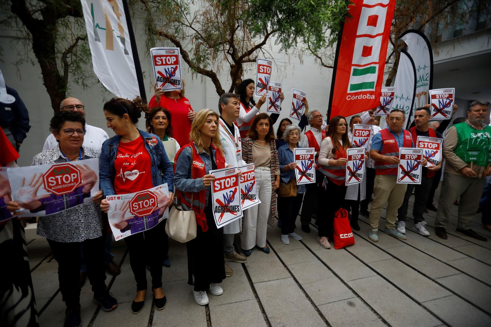 La concentración contra las agresiones al personal sanitario en el centro de salud Lucano