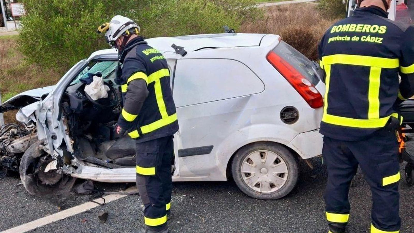 Los bomberos, en uno de los coches accidentados.