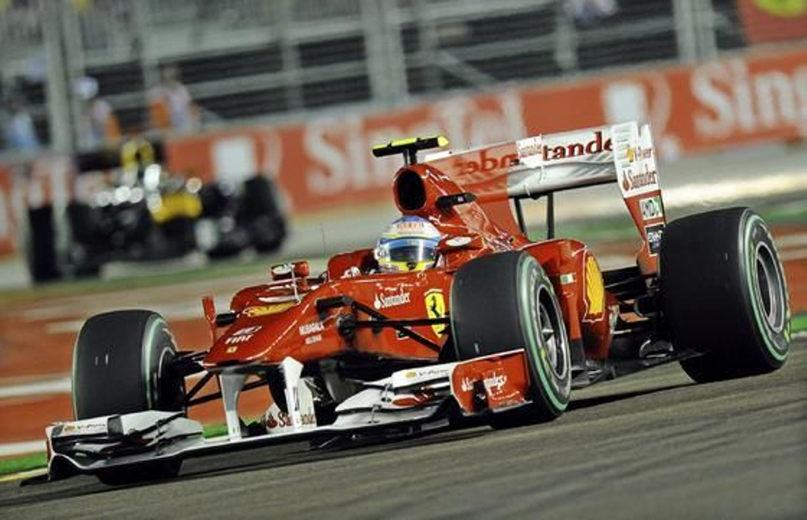 Fernando Alonso se acerca al liderato del Mundial tras ganar el Gran Premio de Singapur. / EFE