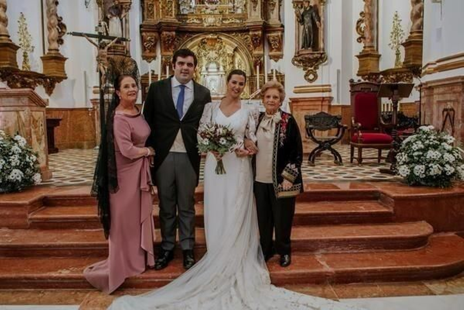 El nuevo matrimonio, Luis Gómez Mendoza y María de Hoyos Padilla, con Rocío Mendoza y Mercedes Rodríguez Unzurrunzaga.