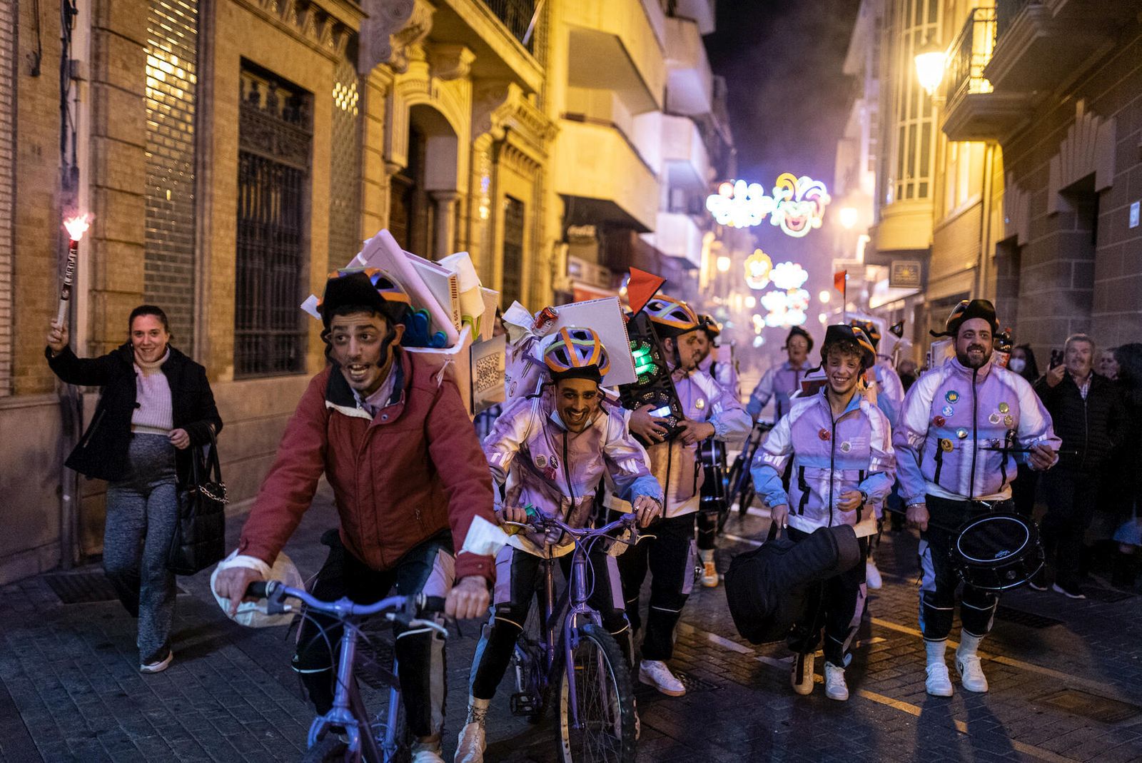 Carnavaleros de pasacalles dirección a las tablas del Gran Teatro.