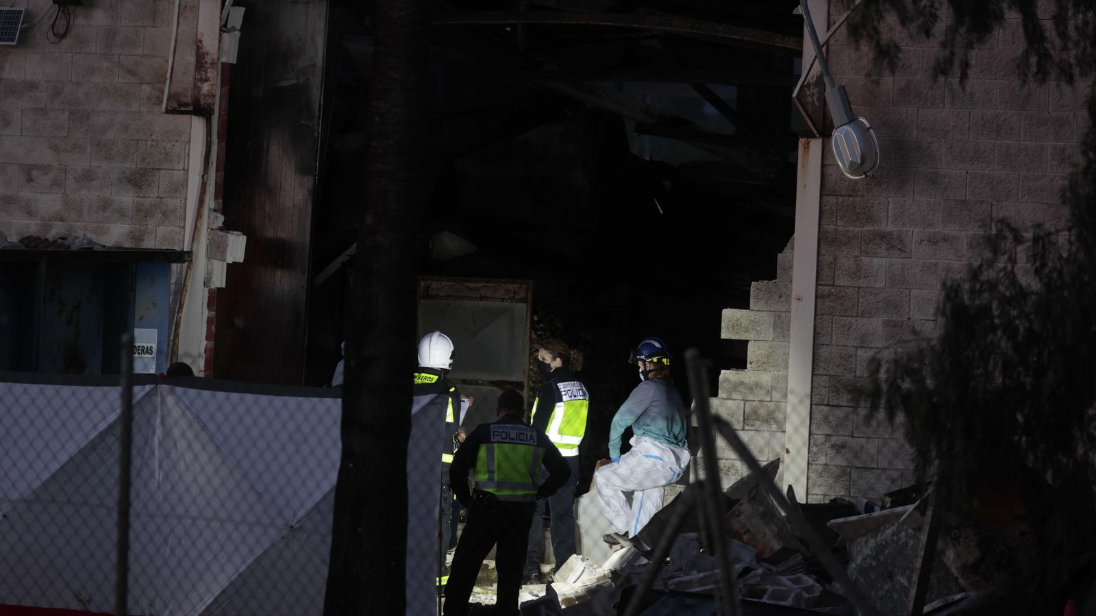 La Policía y los bomberos inspeccionan la zona de la deflagración.