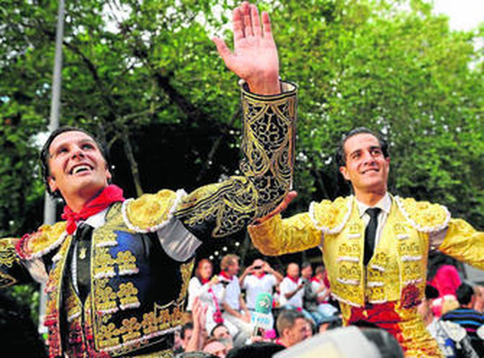 David Mora e Iván Fandiño, en la salida a hombros del coso pamplonés.