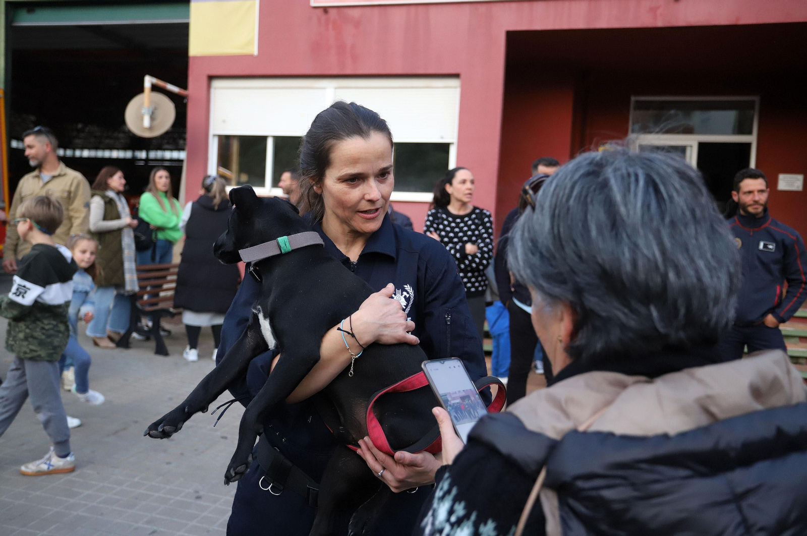 Imágenes del emotivo regreso de los Bomberos de Huelva tras sus labores de rescate en Turquía