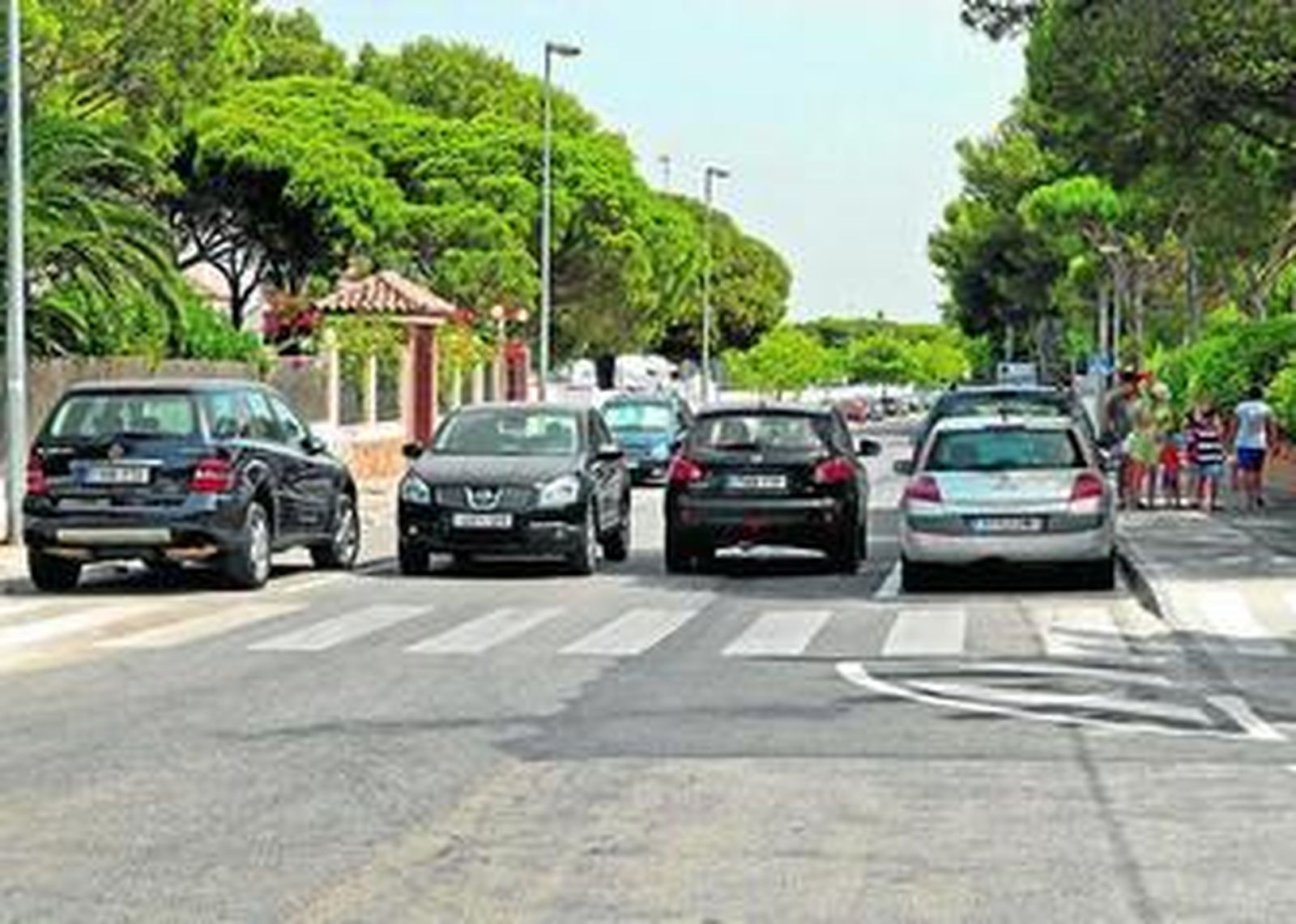 Vista del tramo de la calle de acceso a Doña Violeta que adolece de una excesiva estrechez tras el pintado.