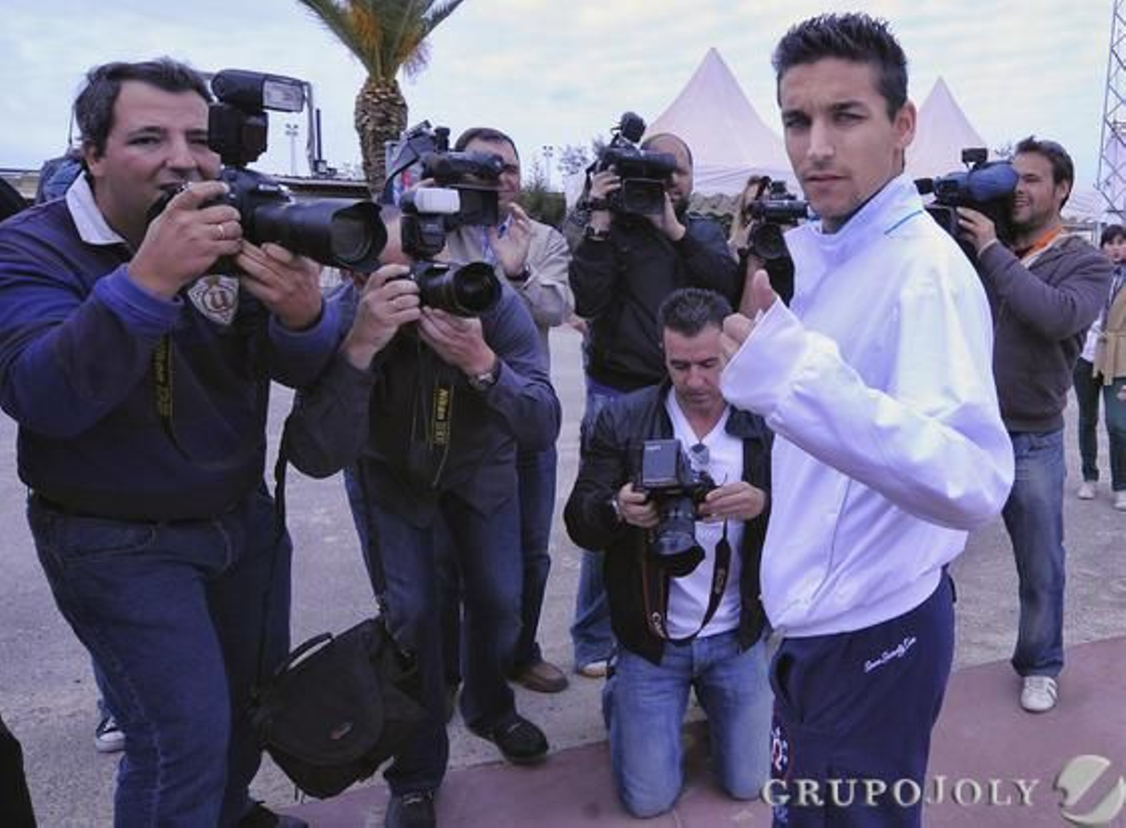 Jesús Navas ante los medios de comunicación tras ponerse a disposición de Del Bosque para ser convocado para la selección.

Foto: Antonio Pizarro